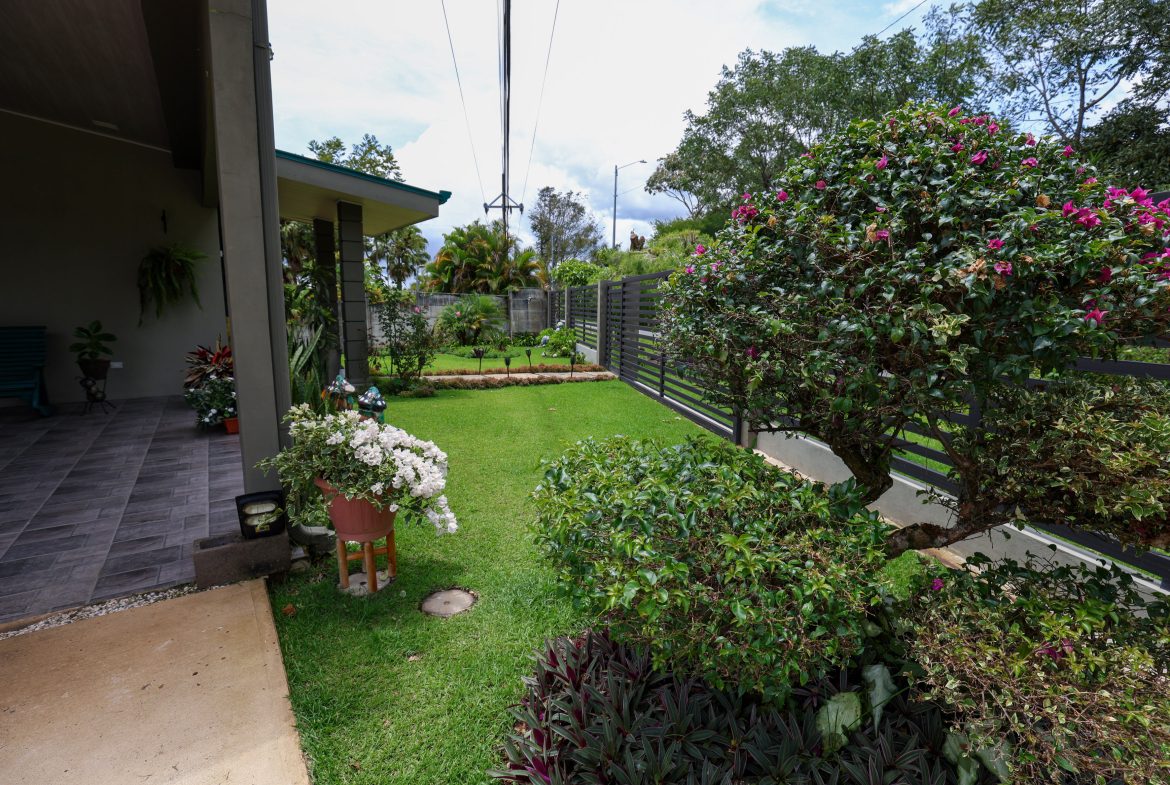 5-BEDROOM CHIRRIPO MOUNTAIN VIEW HOME WITH EASY ACCESS, PREMIUM FINISHES, FRUIT TREES AND LANSCAPED – 0.22 ACRES