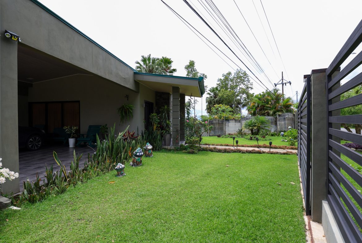 5-BEDROOM CHIRRIPO MOUNTAIN VIEW HOME WITH EASY ACCESS, PREMIUM FINISHES, FRUIT TREES AND LANSCAPED – 0.22 ACRES