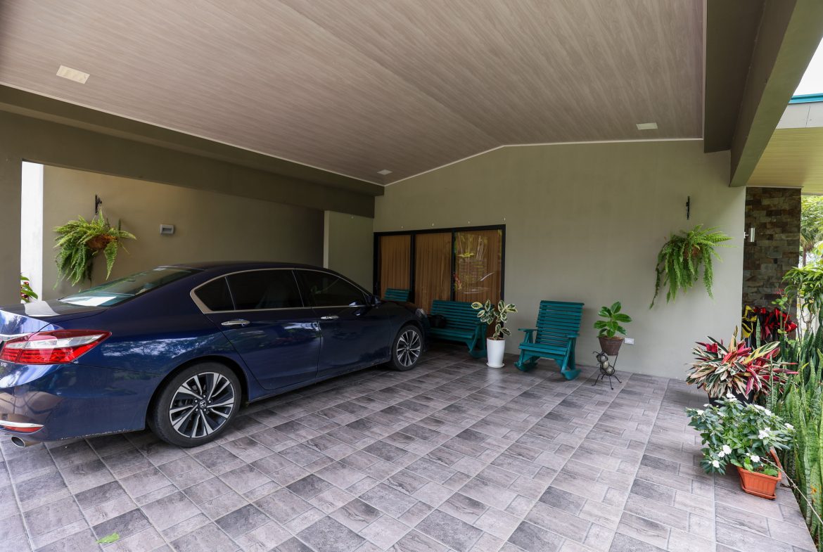 5-BEDROOM CHIRRIPO MOUNTAIN VIEW HOME WITH EASY ACCESS, PREMIUM FINISHES, FRUIT TREES AND LANSCAPED – 0.22 ACRES, Uvita, Costa Rica — photo 6