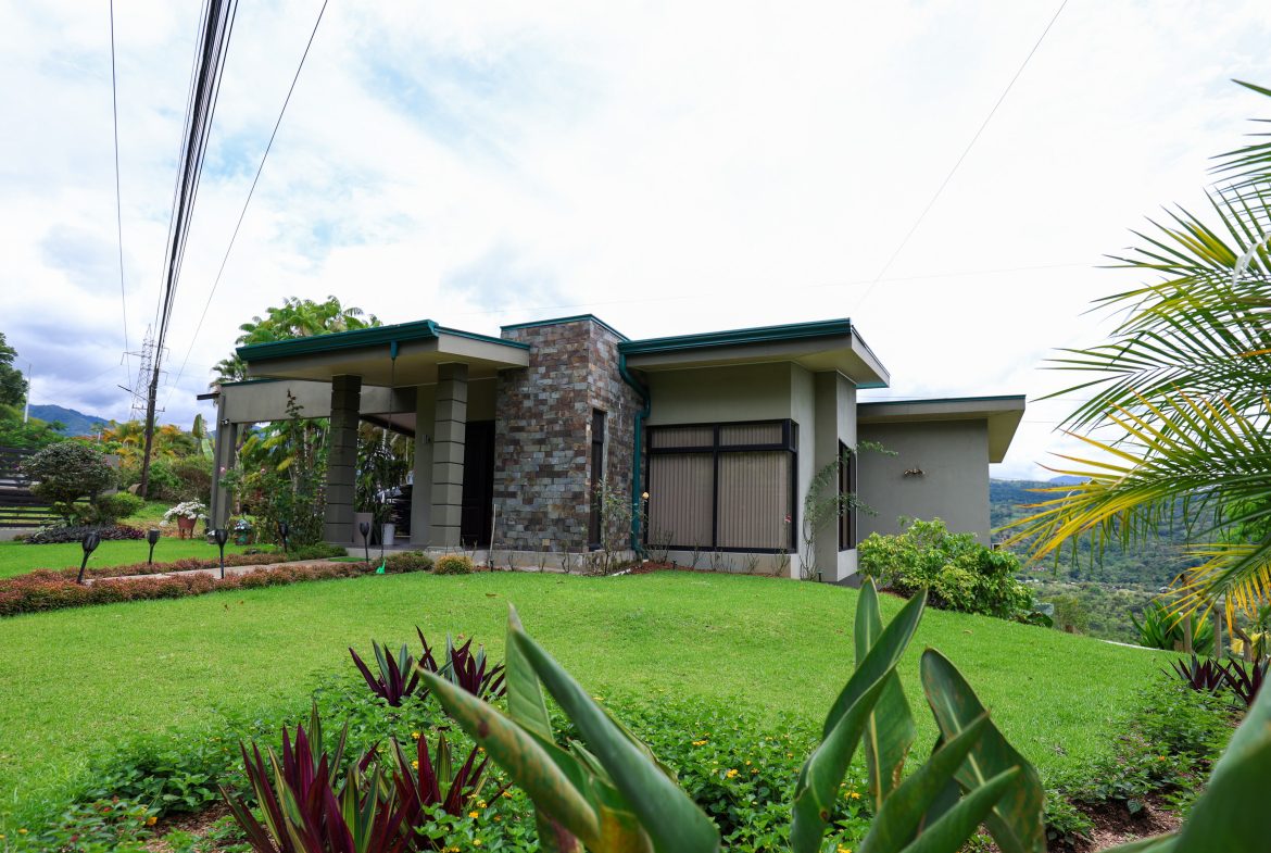 5-BEDROOM CHIRRIPO MOUNTAIN VIEW HOME WITH EASY ACCESS, PREMIUM FINISHES, FRUIT TREES AND LANSCAPED – 0.22 ACRES