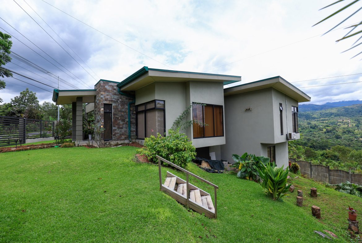 5-BEDROOM CHIRRIPO MOUNTAIN VIEW HOME WITH EASY ACCESS, PREMIUM FINISHES, FRUIT TREES AND LANSCAPED – 0.22 ACRES