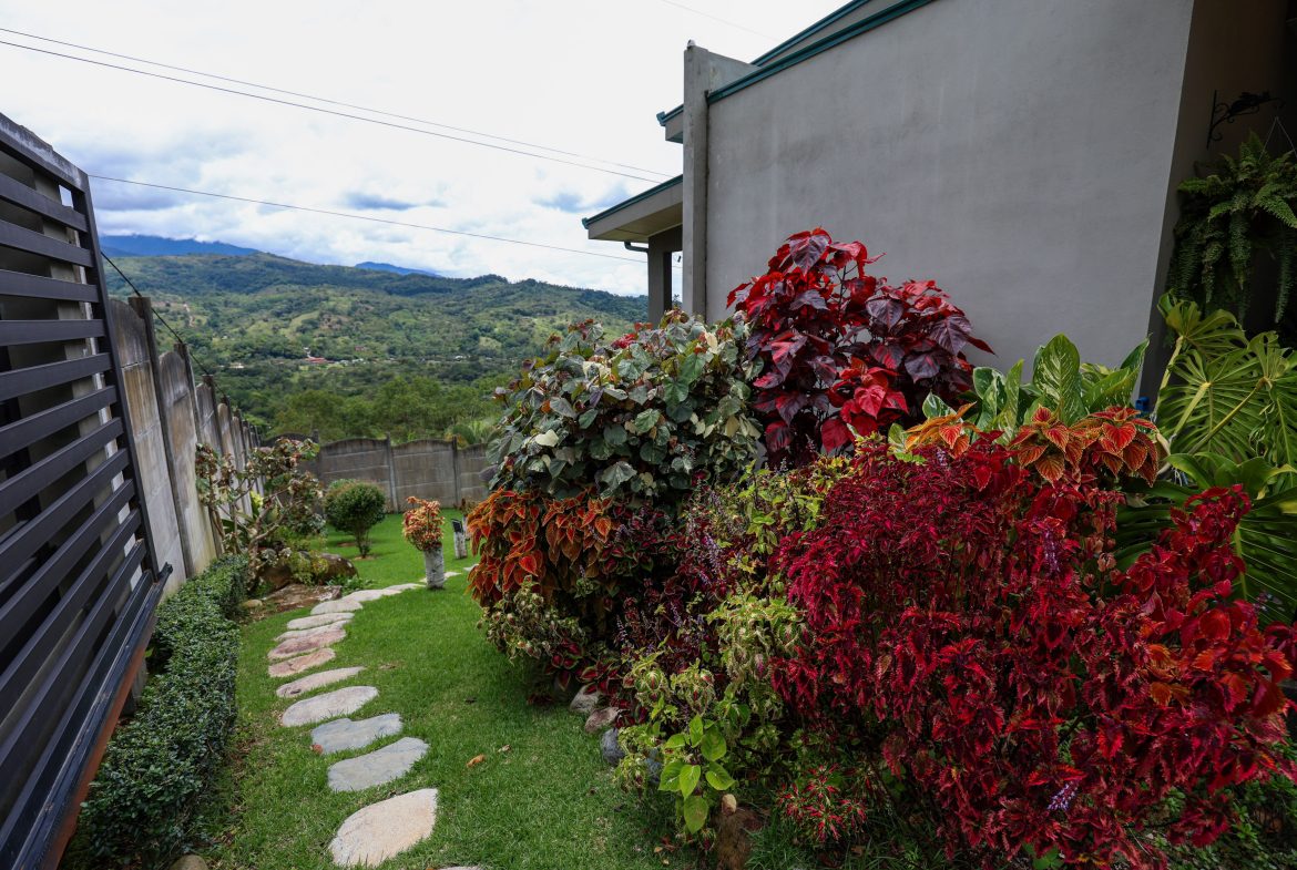 5-BEDROOM CHIRRIPO MOUNTAIN VIEW HOME WITH EASY ACCESS, PREMIUM FINISHES, FRUIT TREES AND LANSCAPED – 0.22 ACRES