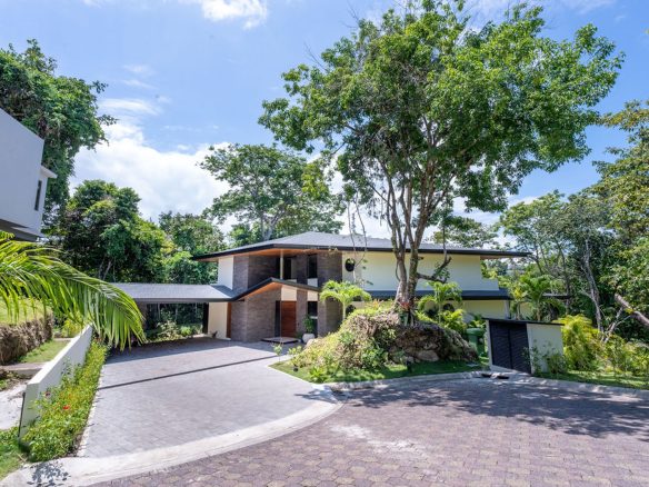 LUXURY THREE FLOOR PROPERTY WITH EIGHT BEDROOM WITH TREES VIEWS, IN QUEPOS – 0.22 ACRES, Quepos, Costa Rica — photo 5