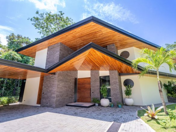 LUXURY THREE FLOOR PROPERTY WITH EIGHT BEDROOM WITH TREES VIEWS, IN QUEPOS – 0.22 ACRES, Quepos, Costa Rica — photo 6