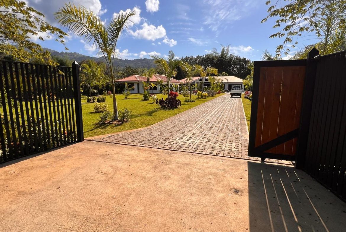 LANDSCAPE PROPERTY WITH POOL AND GUEST HOUSE CASA BLANCA, IN MATAPALO – 1.23 ACRES, Uvita, Costa Rica — photo 1