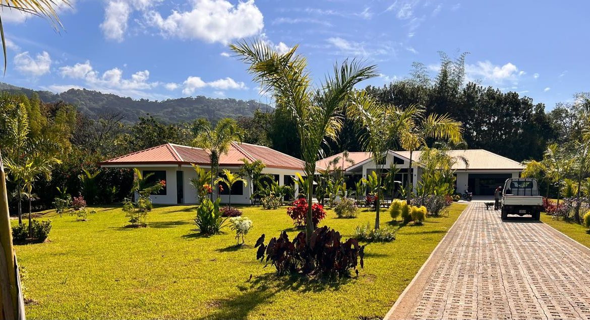 LANDSCAPE PROPERTY WITH POOL AND GUEST HOUSE CASA BLANCA, IN MATAPALO – 1.23 ACRES