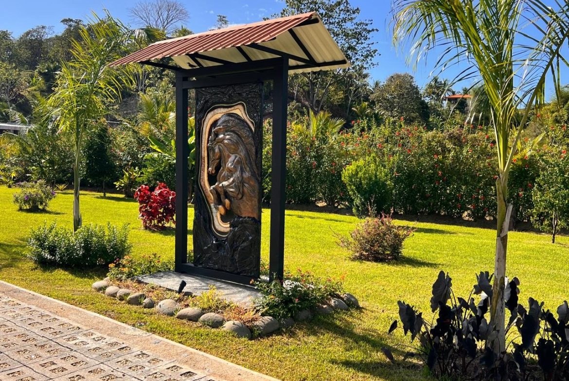 LANDSCAPE PROPERTY WITH POOL AND GUEST HOUSE CASA BLANCA, IN MATAPALO – 1.23 ACRES