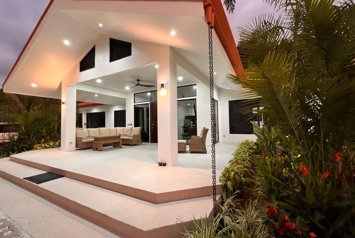 LANDSCAPE PROPERTY WITH POOL AND GUEST HOUSE CASA BLANCA, IN MATAPALO – 1.23 ACRES