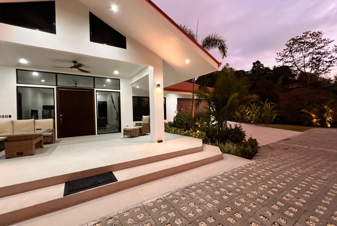 LANDSCAPE PROPERTY WITH POOL AND GUEST HOUSE CASA BLANCA, IN MATAPALO – 1.23 ACRES