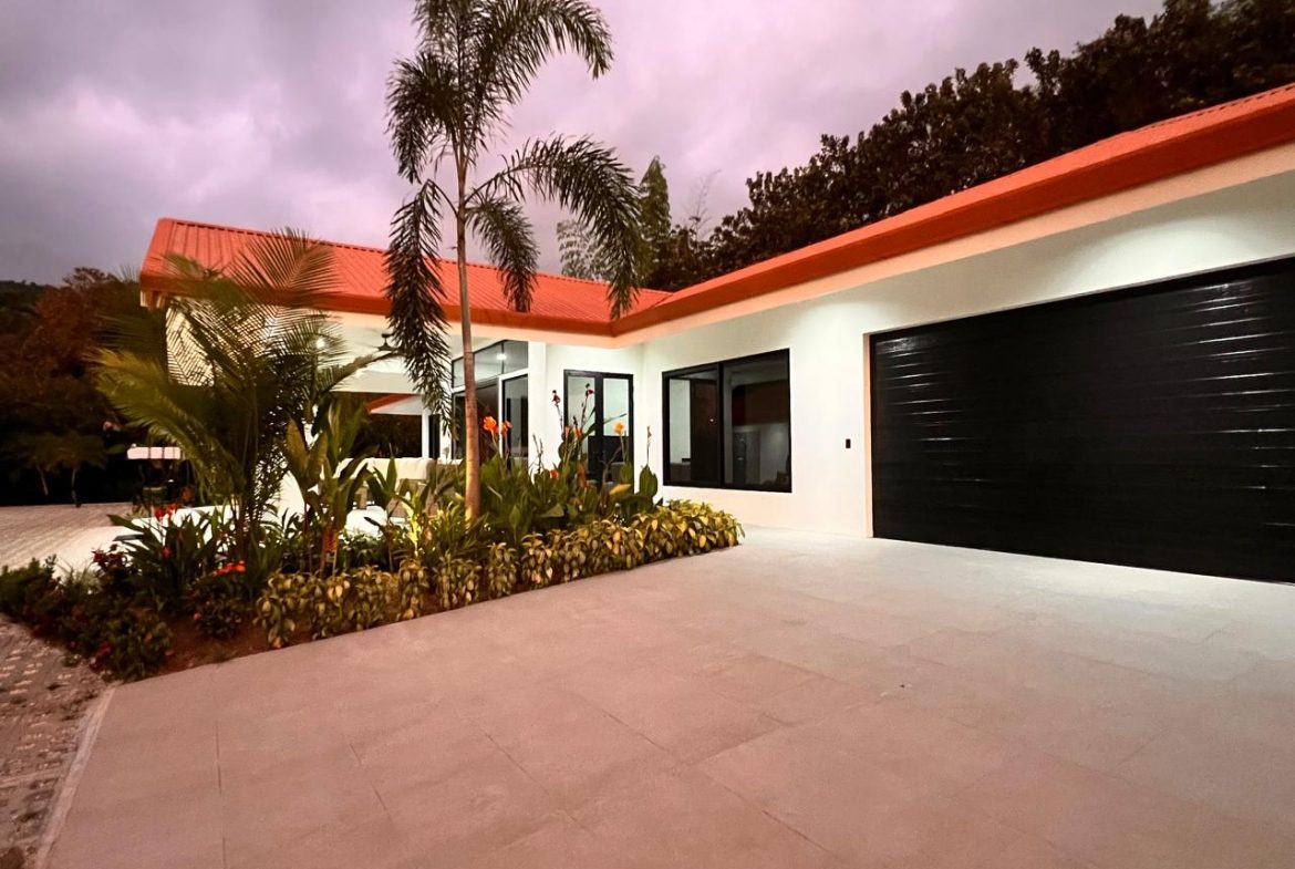 LANDSCAPE PROPERTY WITH POOL AND GUEST HOUSE CASA BLANCA, IN MATAPALO – 1.23 ACRES