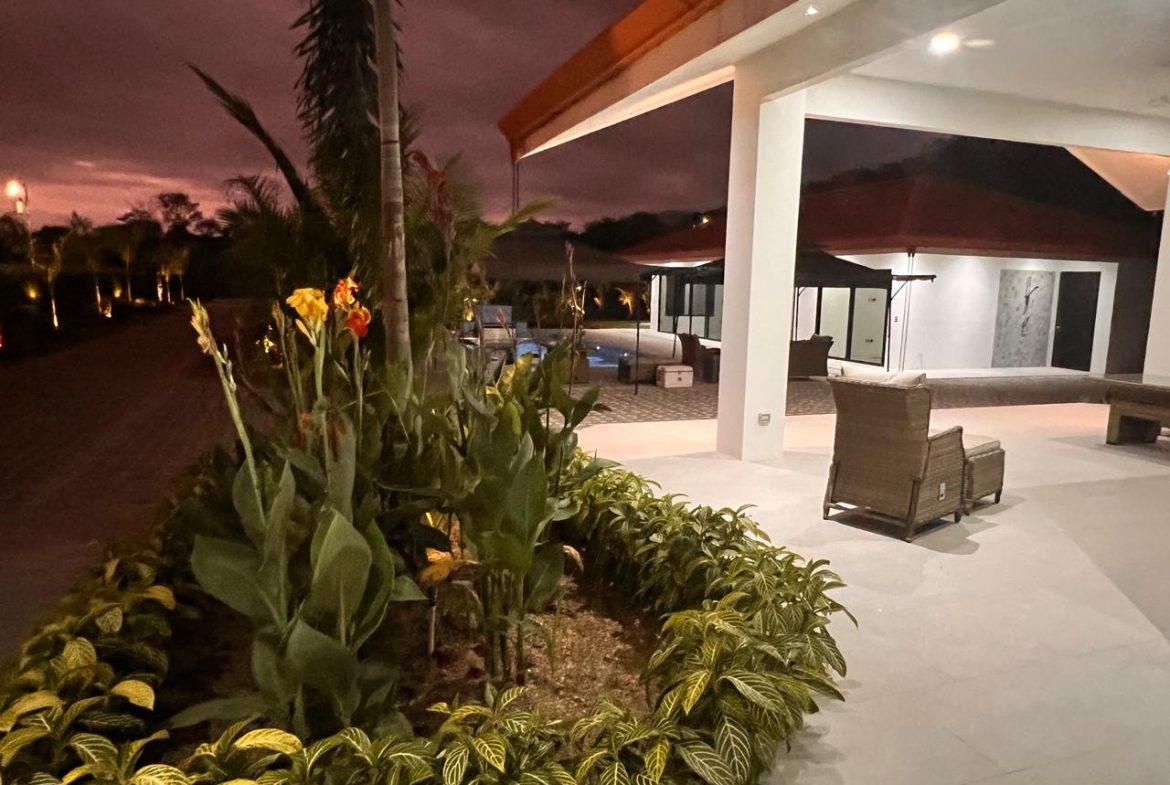 LANDSCAPE PROPERTY WITH POOL AND GUEST HOUSE CASA BLANCA, IN MATAPALO – 1.23 ACRES