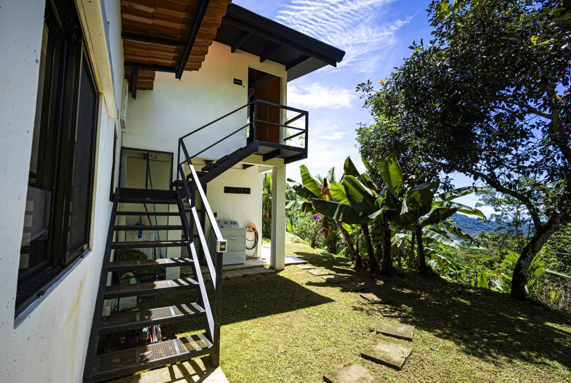 PROPERTY WITH A GUEST HOUSE AND PANORAMIC VIEWS OF THE OCEAN AND MOUNTAINS, IN LAGUNAS – 1.39 ACRES