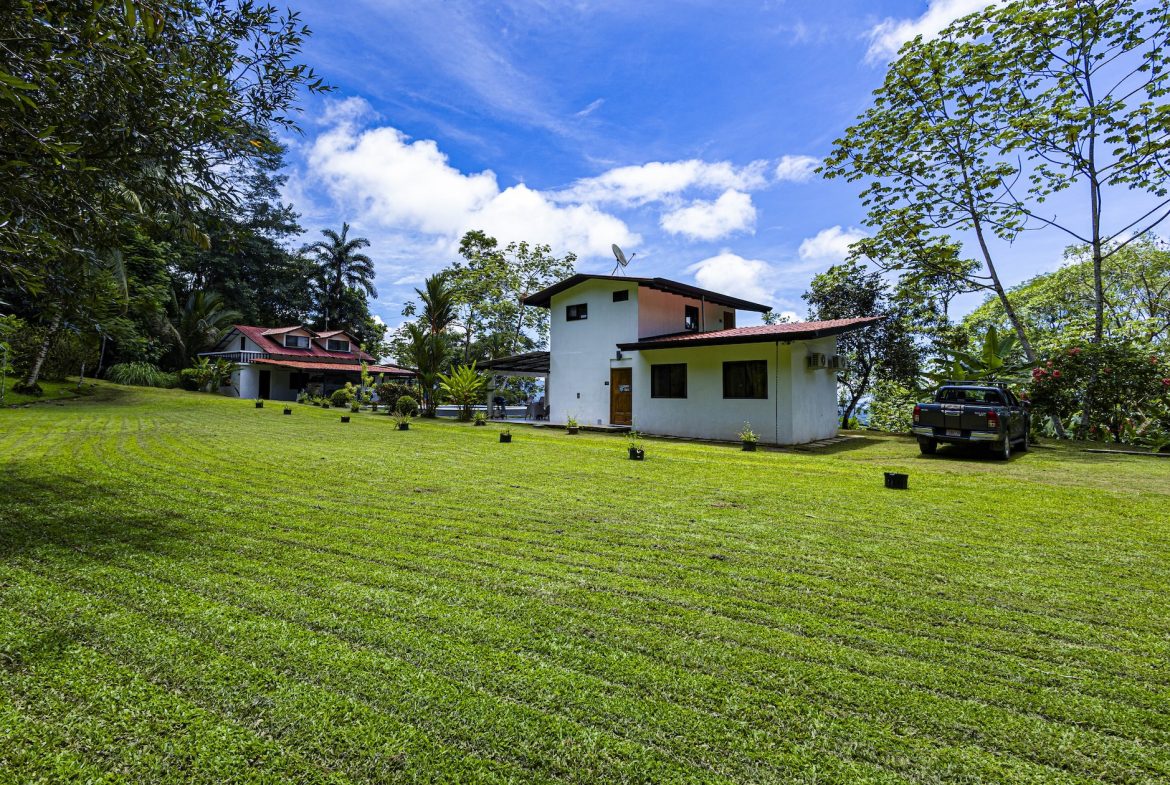 PROPERTY WITH A GUEST HOUSE AND PANORAMIC VIEWS OF THE OCEAN AND MOUNTAINS, IN LAGUNAS – 1.39 ACRES