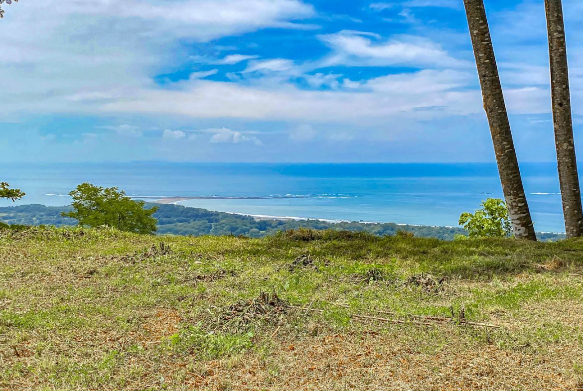 BUILDING PROPERTY WITH PANORAMIC VIEWS OF THE OCEAN AND VALLEY, IN UVITA – 1.4 ACRES