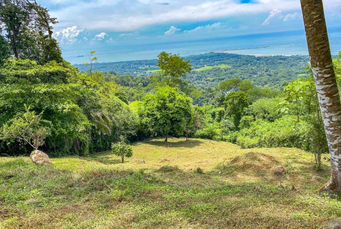 BUILDING PROPERTY WITH PANORAMIC VIEWS OF THE OCEAN AND VALLEY, IN UVITA – 1.4 ACRES