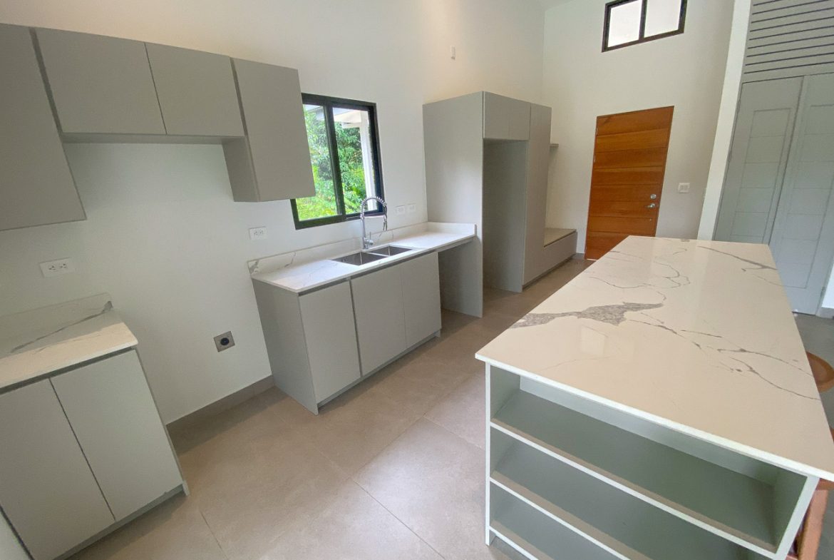 PROPERTY WITH THREE BEDROOM, AND PANORAMIC VIEWS, IN OJOCHAL – 2.5 ACRES