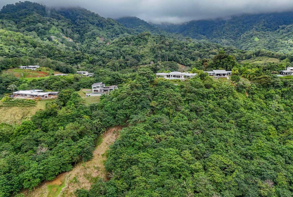 PROPERTY WITH THREE BEDROOM, AND PANORAMIC VIEWS, IN OJOCHAL – 2.5 ACRES