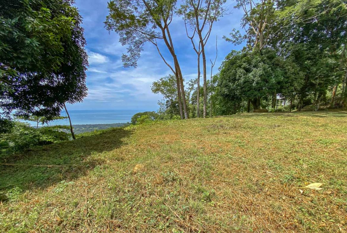 BUILDING PROPERTY WITH PANORAMIC VIEWS OF THE OCEAN AND VALLEY, IN UVITA – 1.4 ACRES