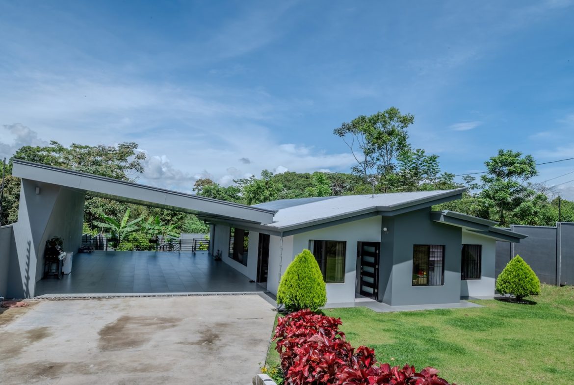 PROPERTY WITH THREE BEDROOM AND GARDEN WITH FRUIT TREES, IN PEÑAS BLANCAS – 0.19 ACRES