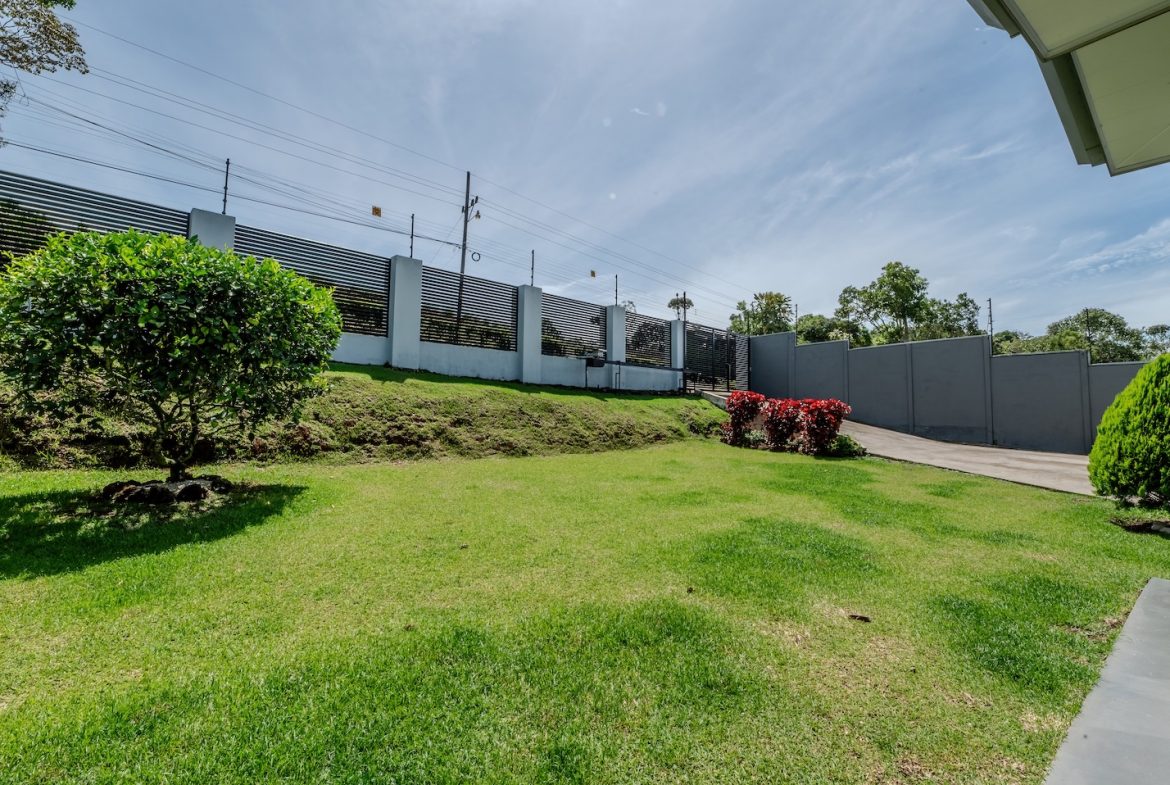 PROPERTY WITH THREE BEDROOM AND GARDEN WITH FRUIT TREES, IN PEÑAS BLANCAS – 0.19 ACRES
