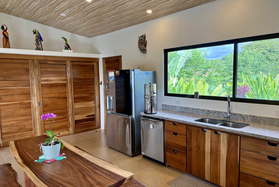 PROPERTY WITH TWO BEDROOM AND MOUNTAIN VIEWS, IN  UVITA – 0.27 ACRES