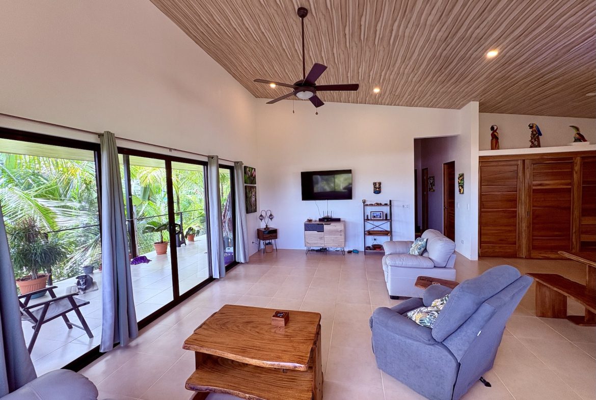 PROPERTY WITH TWO BEDROOM AND MOUNTAIN VIEWS, IN  UVITA – 0.27 ACRES, Uvita, Costa Rica — photo 5