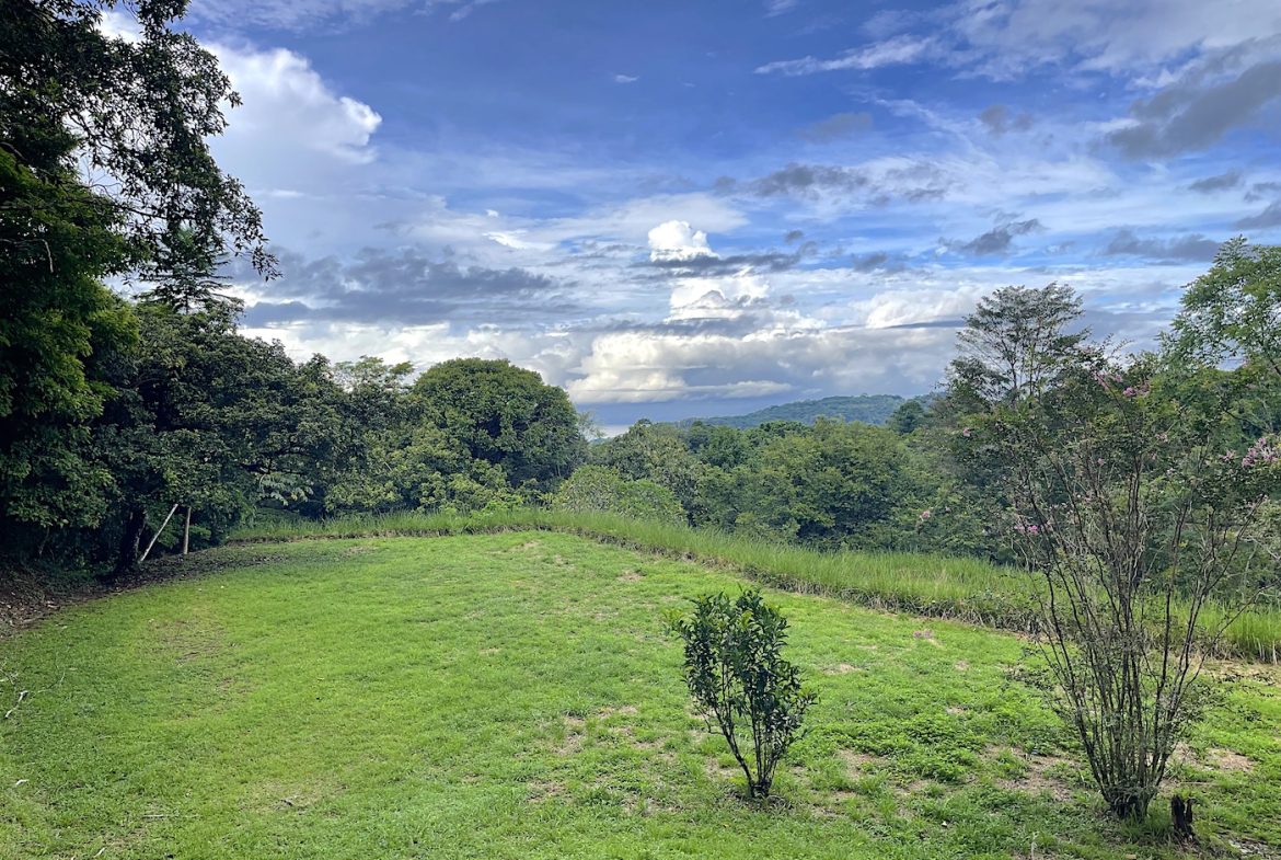 SPECTACULAR MOUNTAIN AND PARTIAL OCEAN VIEW PROPERTY