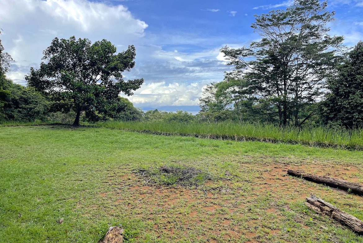 SPECTACULAR MOUNTAIN AND PARTIAL OCEAN VIEW PROPERTY