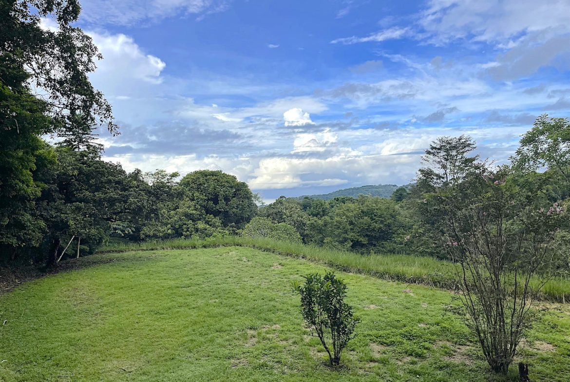 SPECTACULAR MOUNTAIN AND PARTIAL OCEAN VIEW PROPERTY