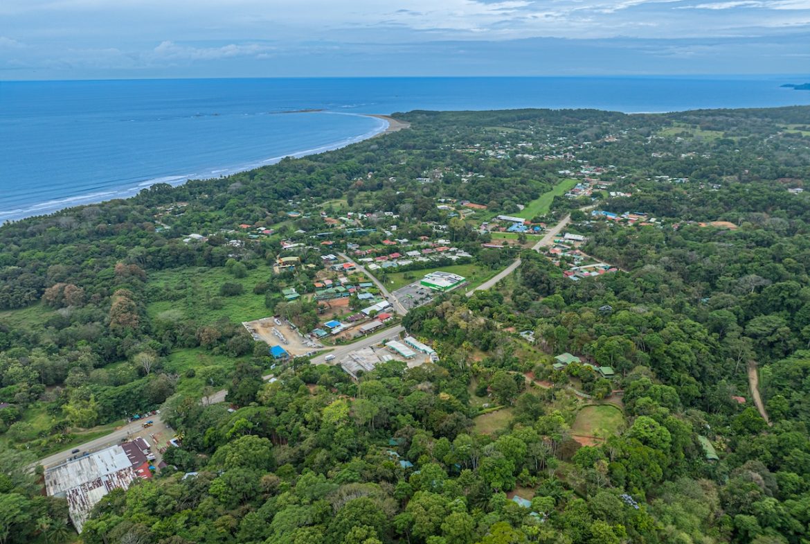 JUNGLE BOUTIQUE HOTEL WITH TWELVE BEDROOMS AND MOUNTAINS VIEWS, IN BAHIA – 7.17 ACRES
