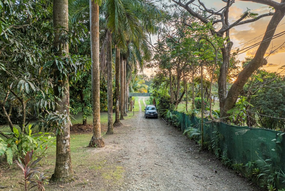 PROPERTY WITH THREE BEDROOM AND GUEST HOUSE, IN HATILLO – 0.96 ACRES