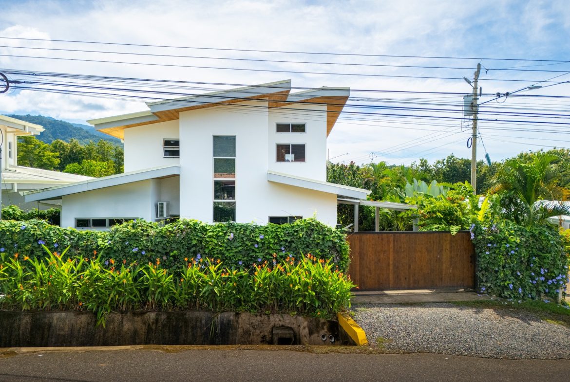 PROPERTY WITH THREE BEDROOM AND NEAR TO THE OJOCHAL CENTER CASA SHAUNA – 0.09 ACRES, Uvita, Costa Rica — photo 4