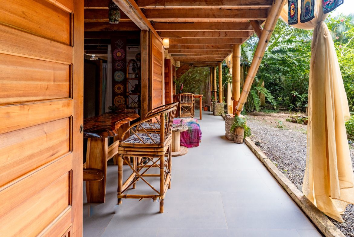 FOUR BEDROOMS PROPERTY WITH A HOUSE MADE OF BAMBOO AND WOOD, IN BAHIA BALLENA – 0.12 ACRES