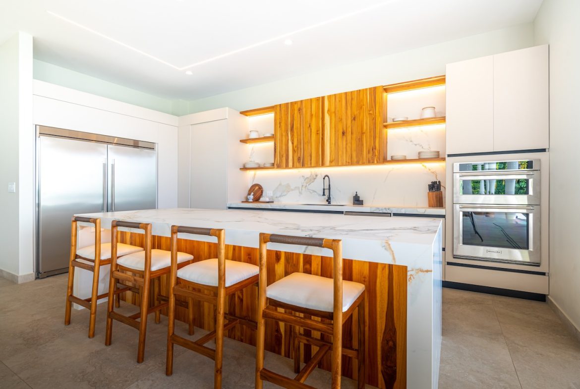 LUXURY PROPERTY WITH FIVE BEDROOM AND PANORAMIC VIEWS OF THE OCEAN, NEAR TO ESCALERAS – 1.36 ACRES