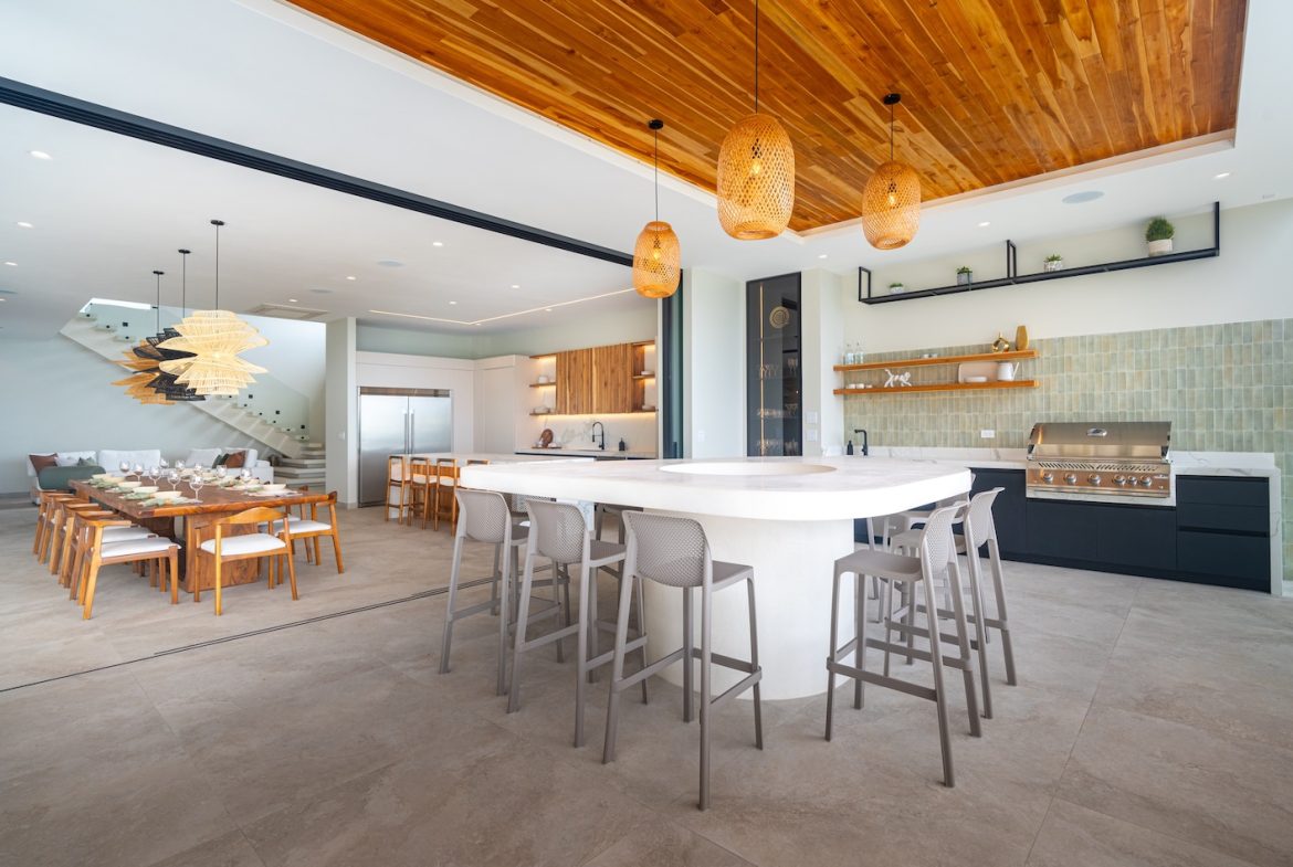 LUXURY PROPERTY WITH FIVE BEDROOM AND PANORAMIC VIEWS OF THE OCEAN, NEAR TO ESCALERAS – 1.36 ACRES