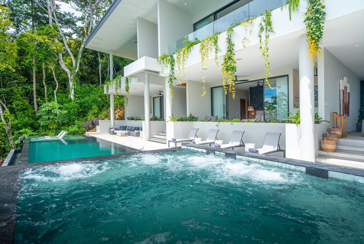 LUXURY PROPERTY WITH FIVE BEDROOM AND PANORAMIC VIEWS OF THE OCEAN, NEAR TO ESCALERAS – 1.36 ACRES