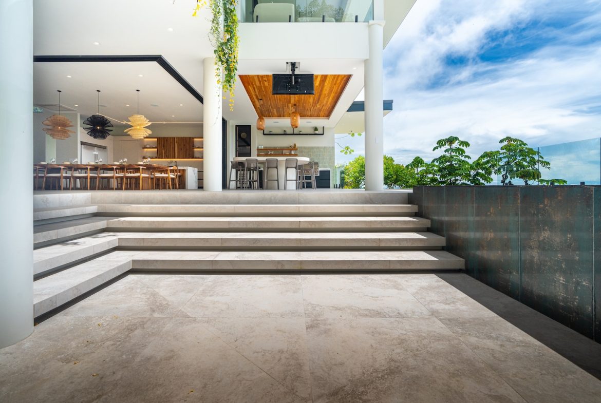 LUXURY PROPERTY WITH FIVE BEDROOM AND PANORAMIC VIEWS OF THE OCEAN, NEAR TO ESCALERAS – 1.36 ACRES