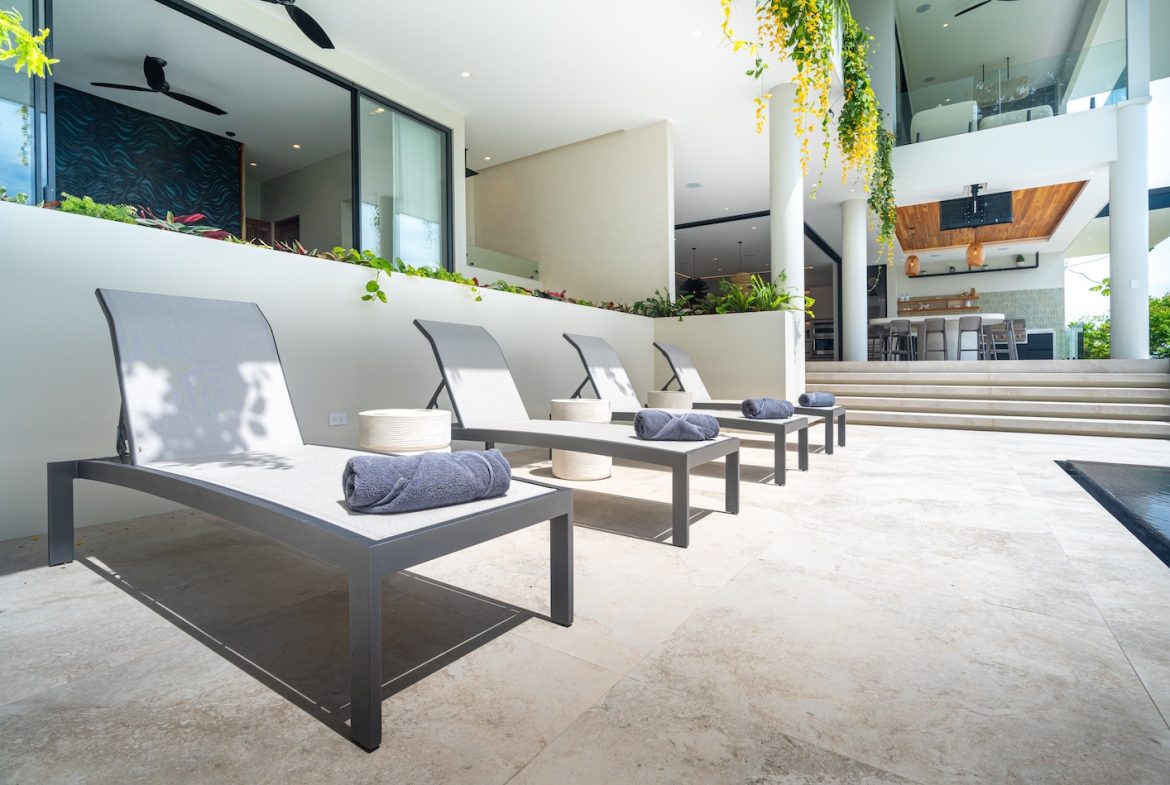 LUXURY PROPERTY WITH FIVE BEDROOM AND PANORAMIC VIEWS OF THE OCEAN, NEAR TO ESCALERAS – 1.36 ACRES