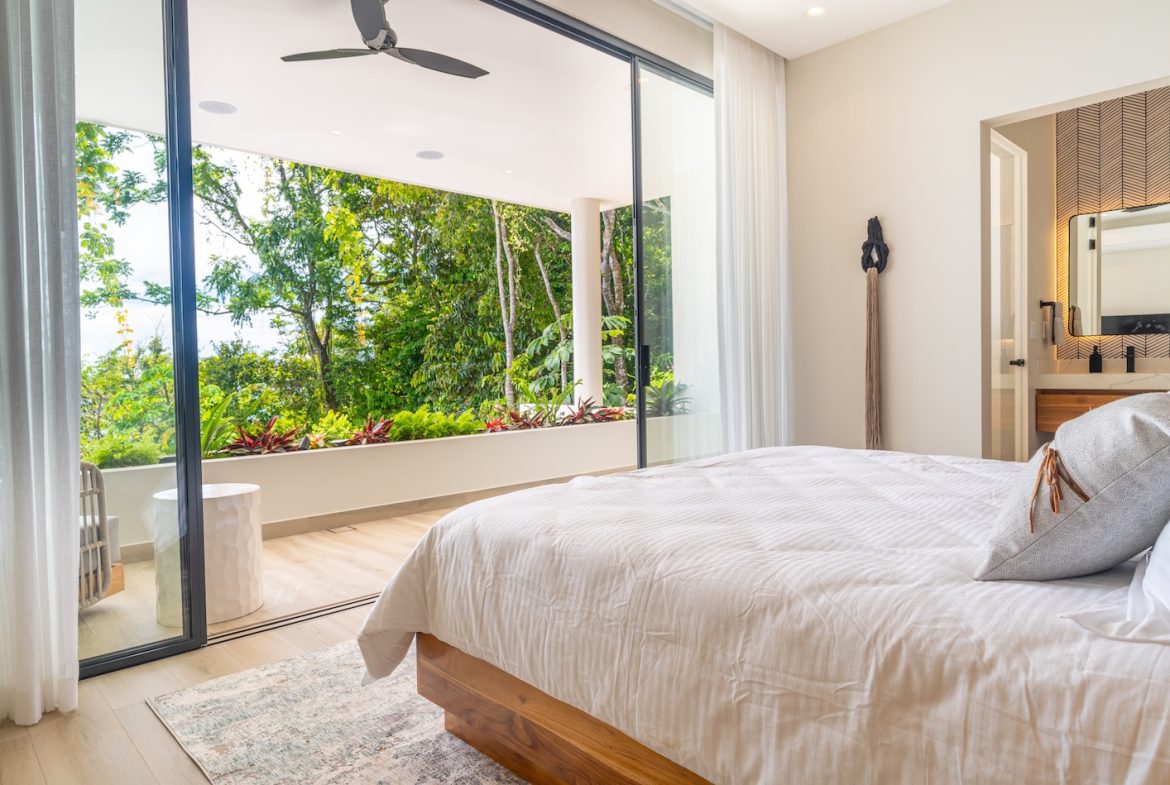 LUXURY PROPERTY WITH FIVE BEDROOM AND PANORAMIC VIEWS OF THE OCEAN, NEAR TO ESCALERAS – 1.36 ACRES