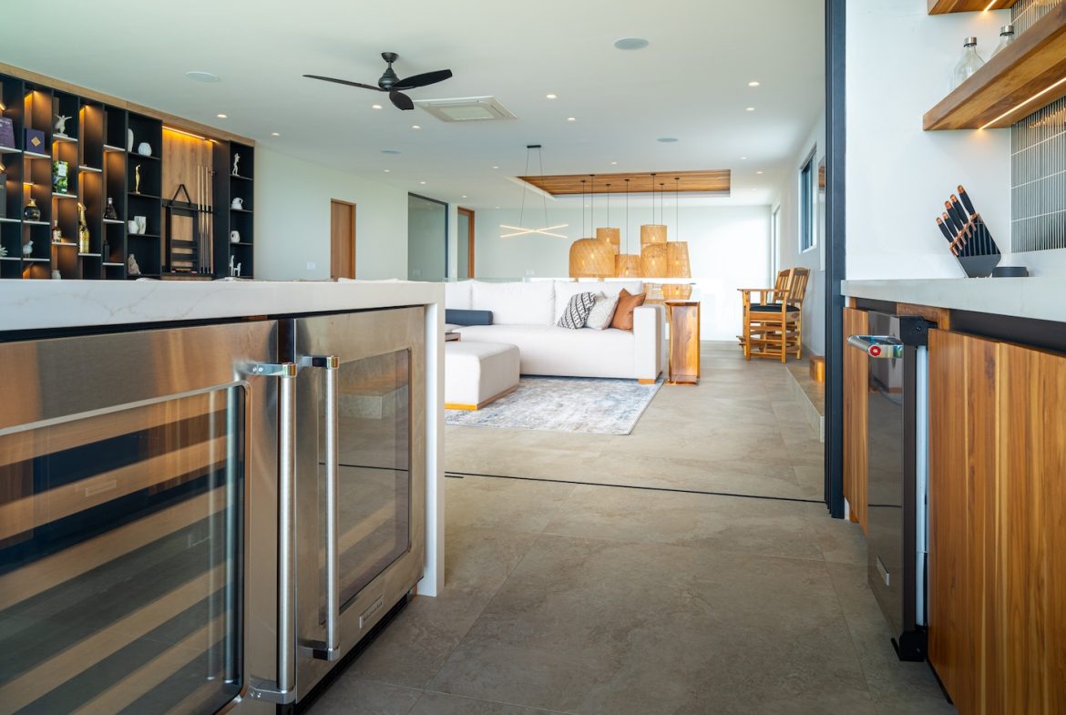 LUXURY PROPERTY WITH FIVE BEDROOM AND PANORAMIC VIEWS OF THE OCEAN, NEAR TO ESCALERAS – 1.36 ACRES