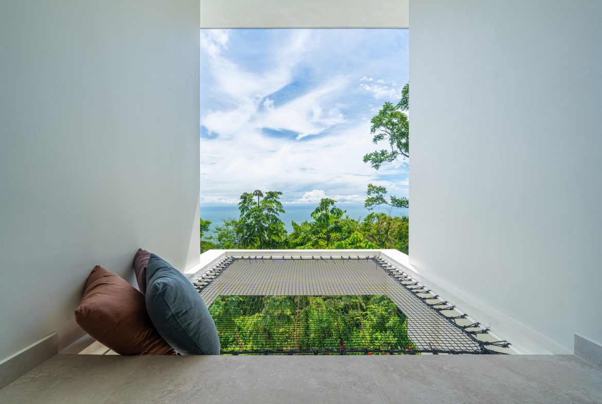 LUXURY PROPERTY WITH FIVE BEDROOM AND PANORAMIC VIEWS OF THE OCEAN, NEAR TO ESCALERAS – 1.36 ACRES