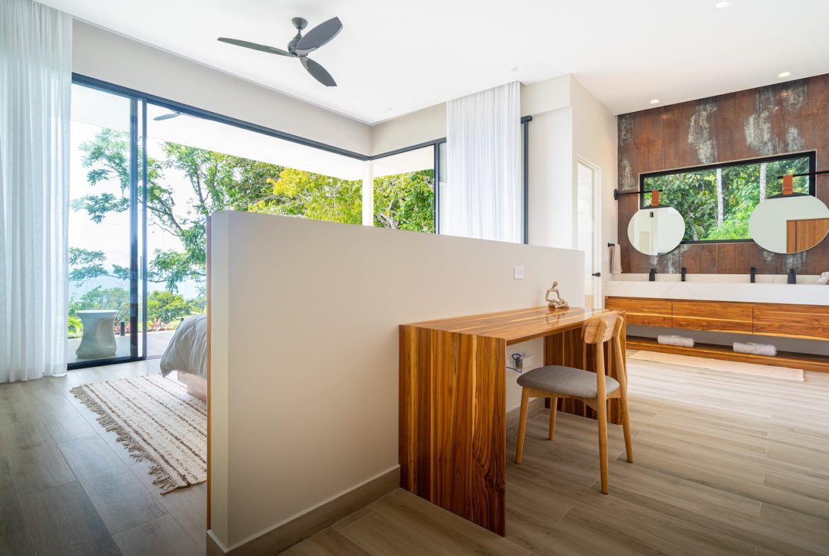LUXURY PROPERTY WITH FIVE BEDROOM AND PANORAMIC VIEWS OF THE OCEAN, NEAR TO ESCALERAS – 1.36 ACRES