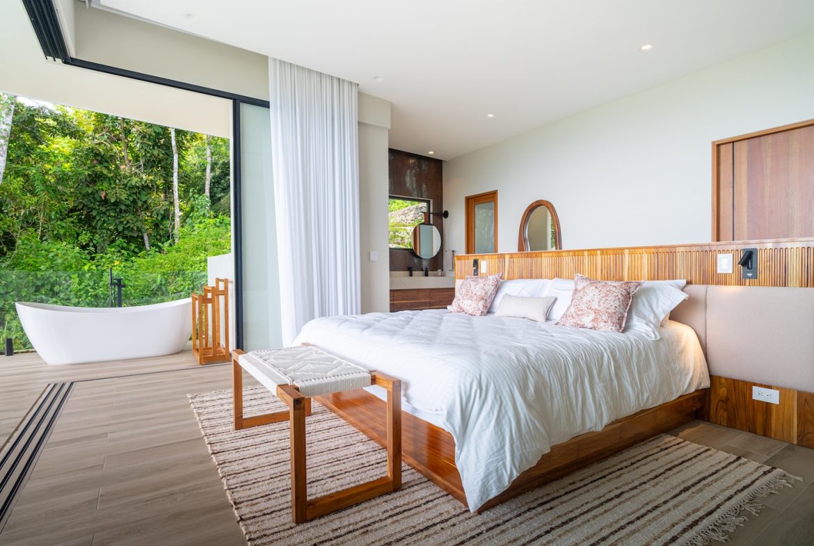 LUXURY PROPERTY WITH FIVE BEDROOM AND PANORAMIC VIEWS OF THE OCEAN, NEAR TO ESCALERAS – 1.36 ACRES