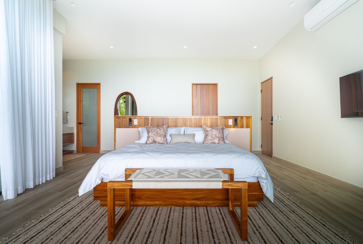 LUXURY PROPERTY WITH FIVE BEDROOM AND PANORAMIC VIEWS OF THE OCEAN, NEAR TO ESCALERAS – 1.36 ACRES