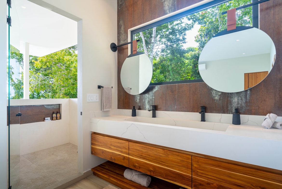 LUXURY PROPERTY WITH FIVE BEDROOM AND PANORAMIC VIEWS OF THE OCEAN, NEAR TO ESCALERAS – 1.36 ACRES