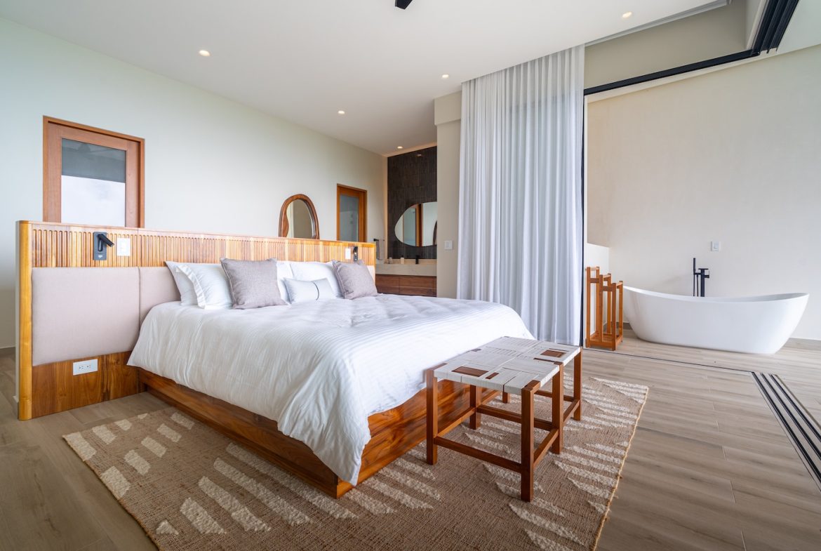 LUXURY PROPERTY WITH FIVE BEDROOM AND PANORAMIC VIEWS OF THE OCEAN, NEAR TO ESCALERAS – 1.36 ACRES