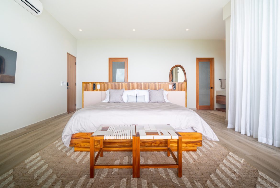 LUXURY PROPERTY WITH FIVE BEDROOM AND PANORAMIC VIEWS OF THE OCEAN, NEAR TO ESCALERAS – 1.36 ACRES