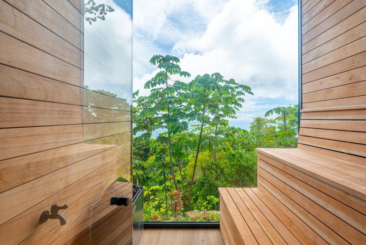 LUXURY PROPERTY WITH FIVE BEDROOM AND PANORAMIC VIEWS OF THE OCEAN, NEAR TO ESCALERAS – 1.36 ACRES