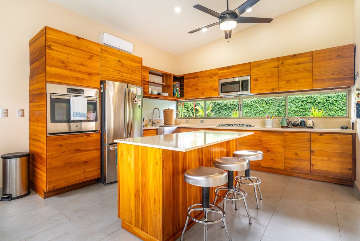 PROPERTY WITH A GUEST HOUSE, IN BAHIA BALLENA CENTER – 0.25 ACRES