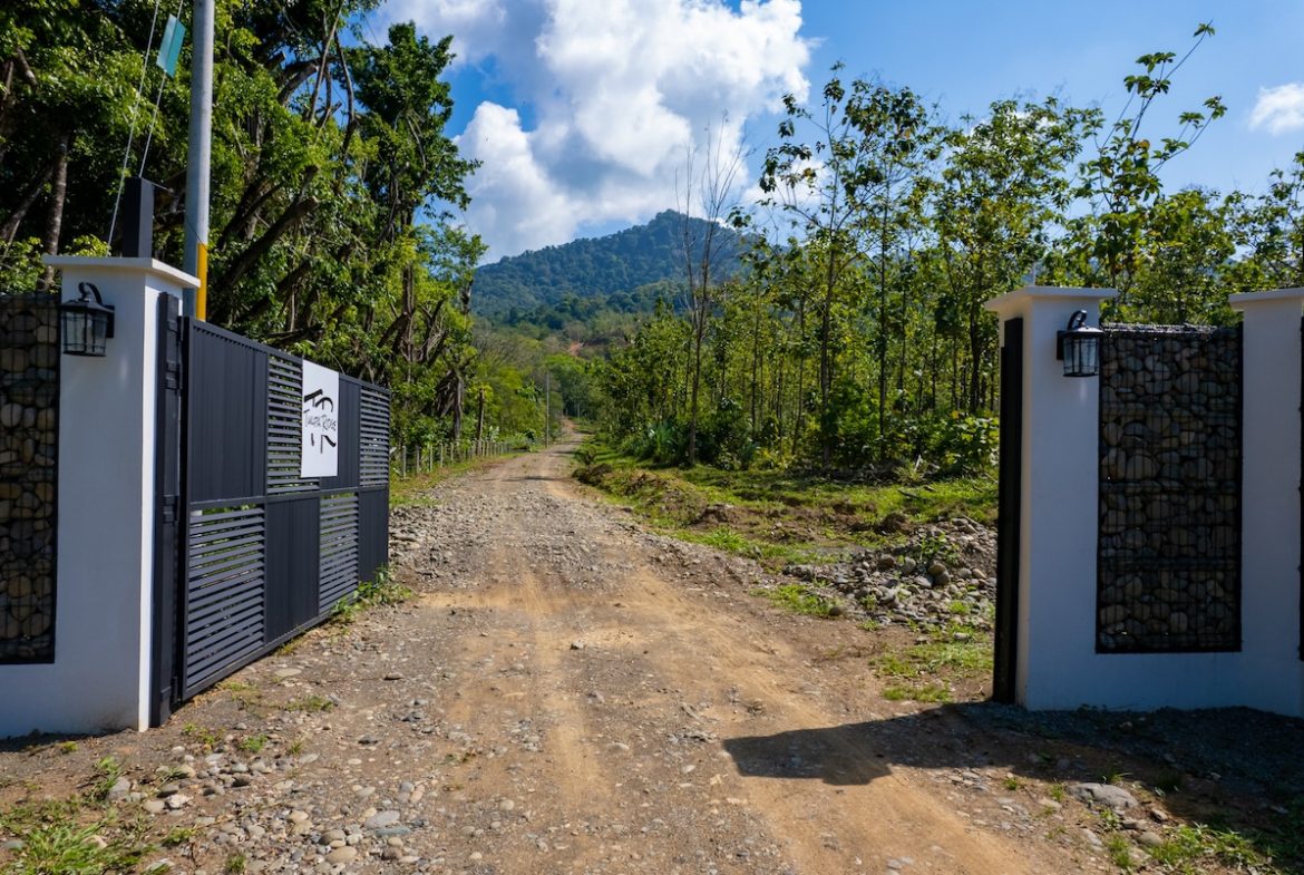 GATED COMMUNITY WITH BUILDING PROPERTIES AND OCEAN AND MOUNTAINS VIEWS, NEAR TO PORTALON – 13. 77 ACRES